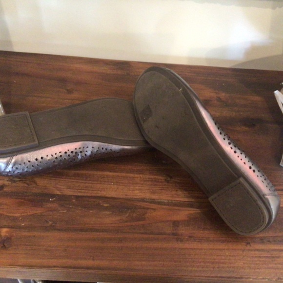 Vionic  Robyn  Perforated Pewter Metallic Leather   Ballet  Flats, Size  6.5 - Picture 4 of 9
